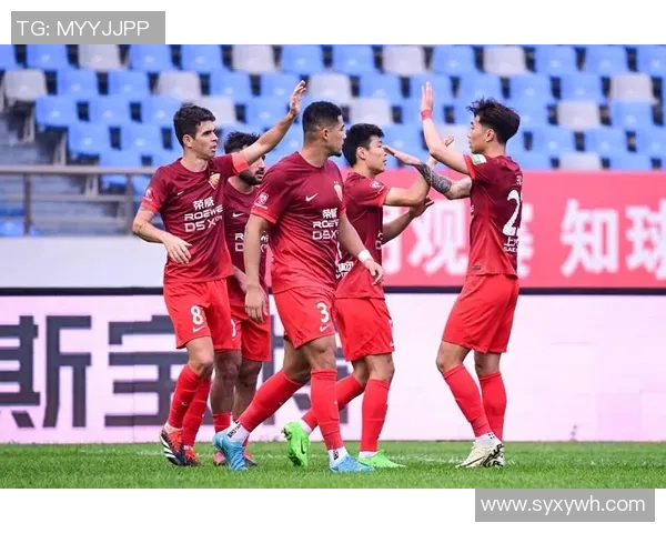 亲吻足球场草坪的球星揭秘他们背后的感人故事与赛场情怀